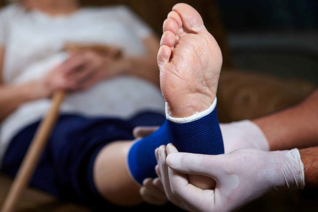 Các chấn thương có thể gây viêm khớp chân