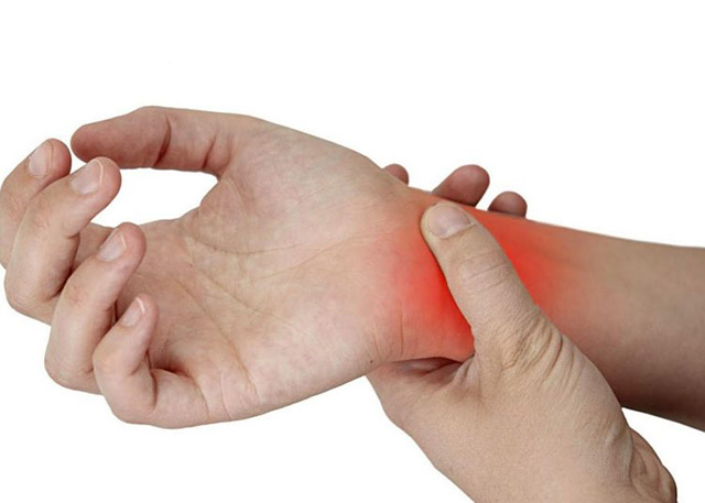 Đau nhức là dấu hiệu điển hình của bệnh tràn dịch khớp ngón tay