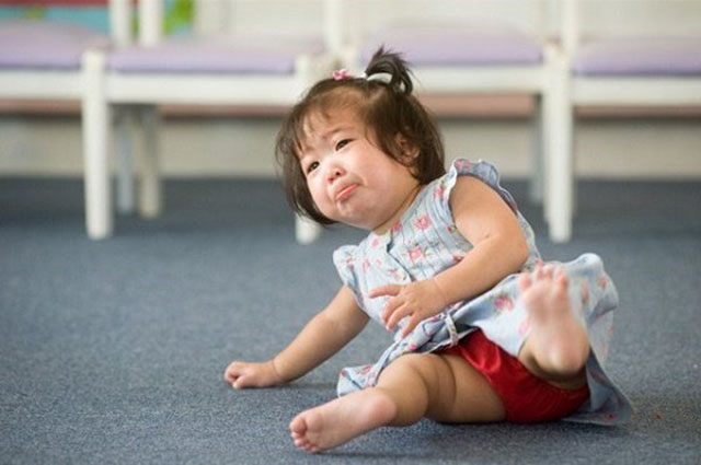 Trẻ té ngã chấn thương là nguyên nhân gây viêm khớp háng phổ biến