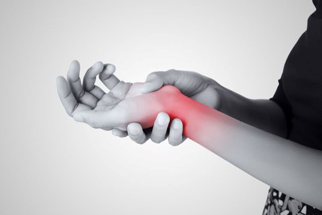 Đau khớp cổ tay là bệnh gì? Cách chữa đau khớp cổ tay tại nhà