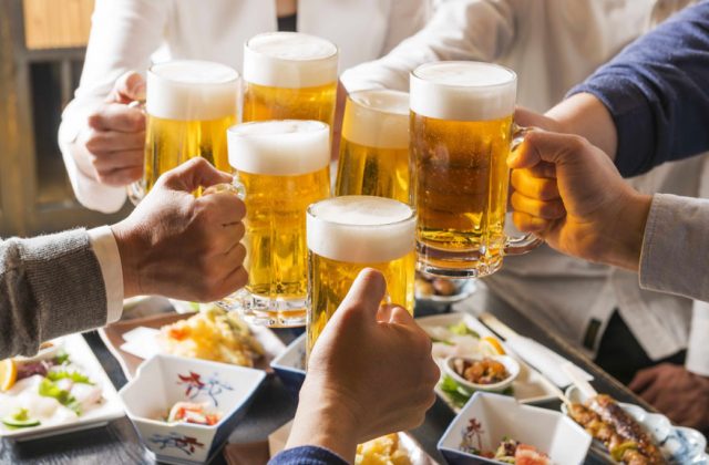 Rượu bia khiến hệ xương khớp giảm độ chắc khỏe.