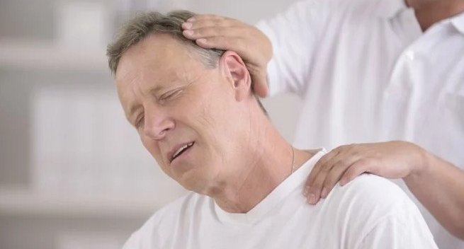 Nằm ngủ sai tư thế gây đau vai gáy.