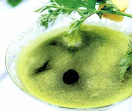 Các cơn đau sẽ giảm dần khi bạn uống nước ngải cứu