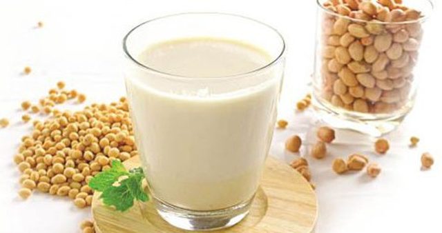 Trong sữa đậu nành chứa nhiều protein, ít chất béo, phù hợp với những người bệnh gai cột sống