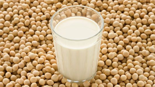 Sữa đậu nành chứa nhiều thành phần tốt cho người bệnh thoái hóa cột sống.
