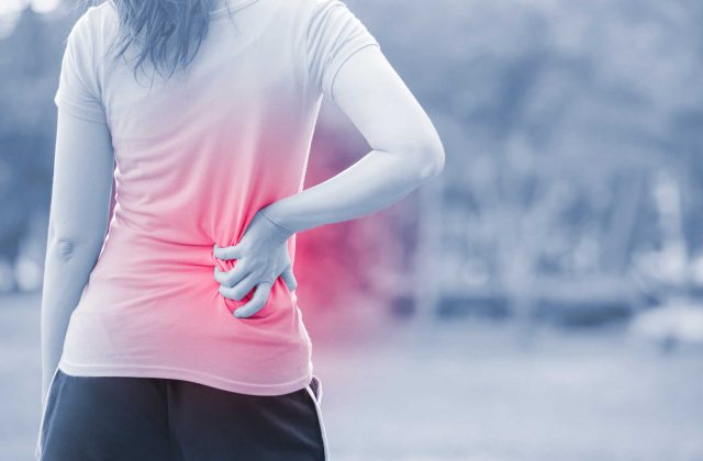 Những cơn đau lưng là dấu hiệu của thoát vị đĩa đệm