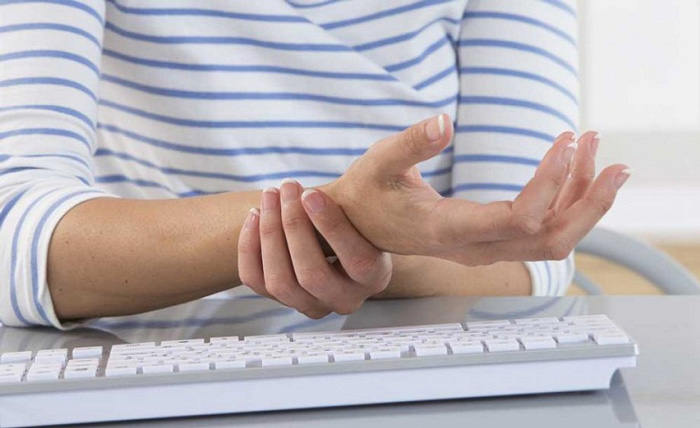 Làm việc với máy tính thường xuyên có thể dẫn đến thoái hóa khớp cổ tay