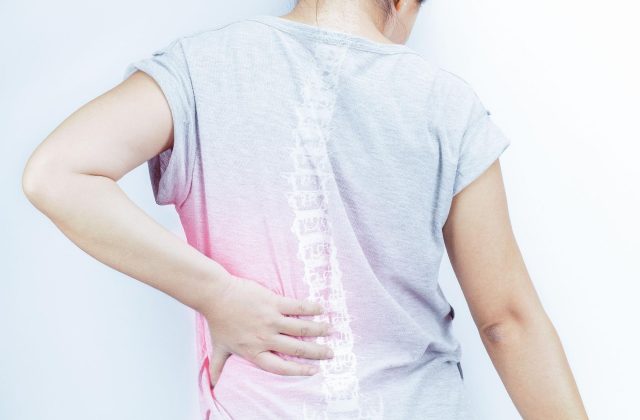 (Thoát vị đĩa đệm cột sống lưng khiến người bệnh đau nhức lưng thường xuyên)