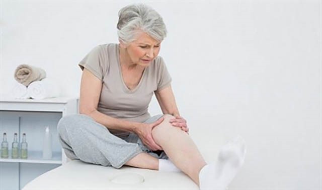 Người cao tuổi thường bị lão hóa xương khớp, dẫn tới đau nhức toàn thân 