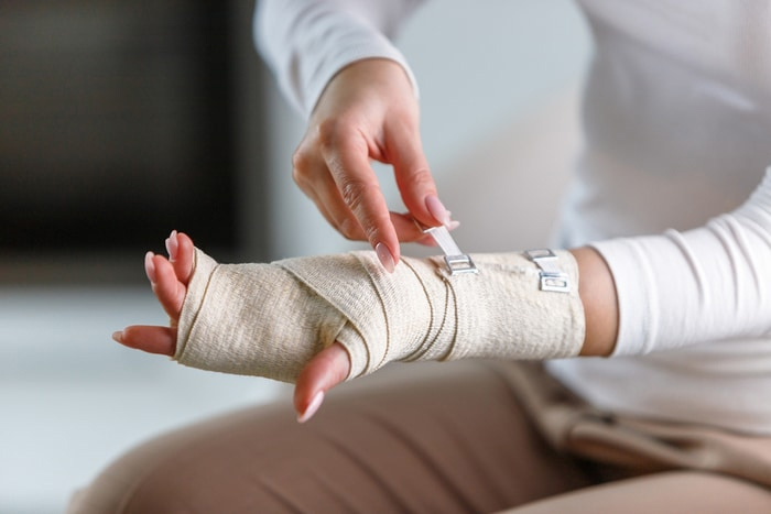 Chấn thương cổ tay xảy ra khi có một lực bất ngờ tác động vào cổ tay hoặc khi có những vận động lặp đi lặp lại ở cổ tay (Ảnh minh họa)