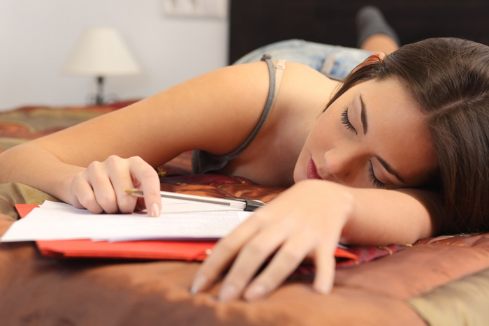 Ngủ, sinh hoạt sai tư thế có thể gây ra tình trạng đau mỏi vai gáy, tê tay ngay sau khi thức dậy (Ảnh minh họa)
