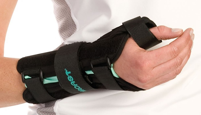 Đeo nẹp cổ tay giúp bảo vệ và hỗ trợ gân, khớp, mô mềm ở cổ tay (Ảnh minh họa)