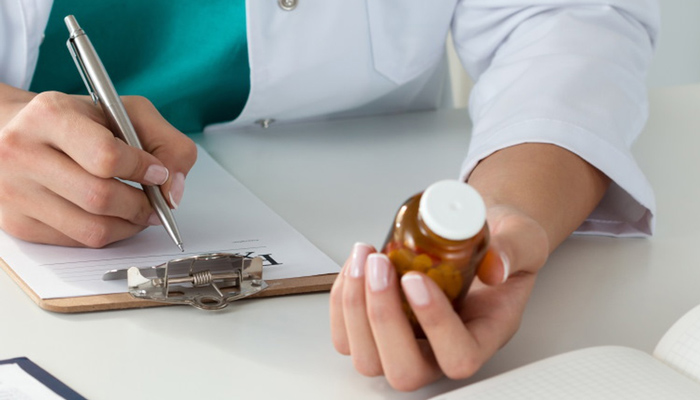 Thuốc kê đơn chữa đau khớp cổ tay là nhóm thuốc khi sử dụng cần có sự thăm khám và chỉ định từ bác sĩ. (Ảnh minh họa)