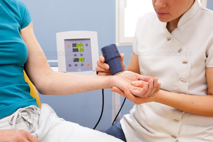 Vật lý trị liệu là một trong những phương pháp đặc biệt hữu ích để chữa đau cổ tay (Ảnh minh họa)