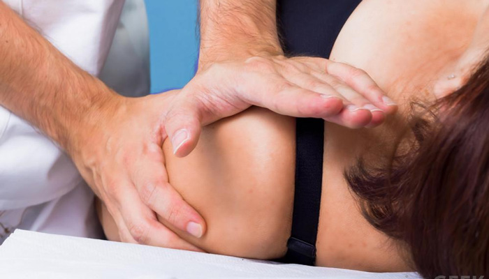 Có nhiều phương pháp vật lý trị liệu khác nhau giúp cải thiện đau mỏi bả vai lan xuống tay (Ảnh minh họa)