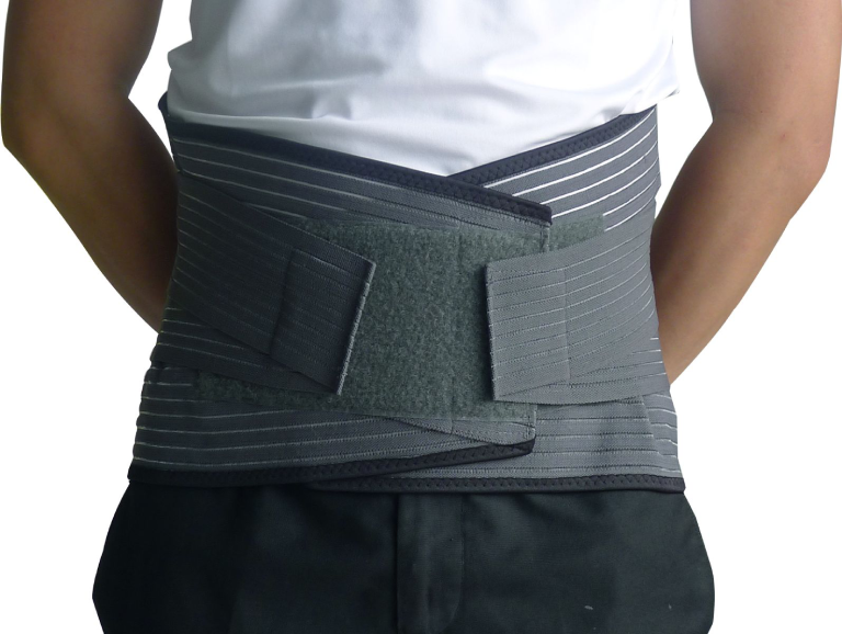 Sử dụng đai lưng chuyên dụng để giảm áp lực lên cột sống