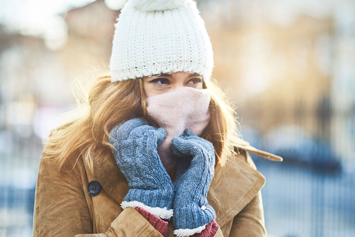 Bạn nên chú ý giữ ấm cơ thể vào mùa lạnh để tránh bị đau xương khớp (Ảnh minh họa)