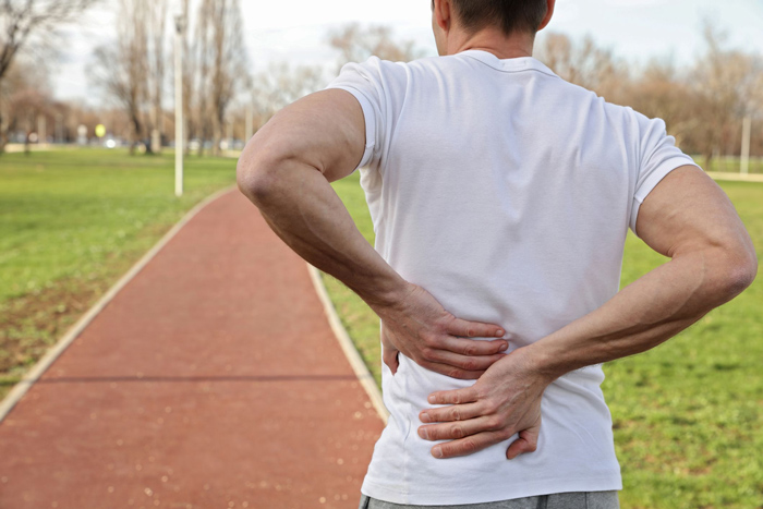 Có nhiều nguyên nhân khác nhau gây ra đau lưng (Ảnh minh họa)