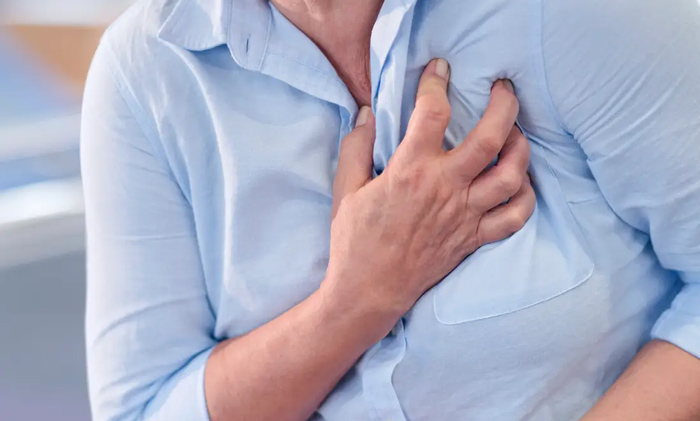 Đau một bên gáy cổ cũng cũng thể là triệu chứng của một cơn nhồi máu cơ tim (Ảnh minh họa)