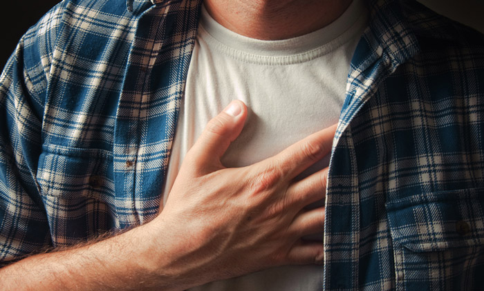 Khi gặp cơn đau tim, một số người có thể cảm thấy đau ở vai và cánh tay trái, phải, hoặc cả hai bên cơ thể (Ảnh minh họa)