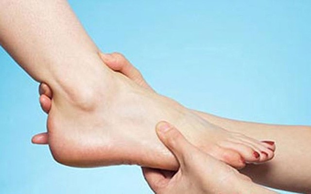 Vật lý trị liệu an toàn, hiệu quả cao với người viêm khớp cổ chân