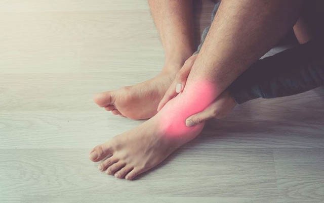 Viêm khớp cổ chân gây đau và cản trở vận động