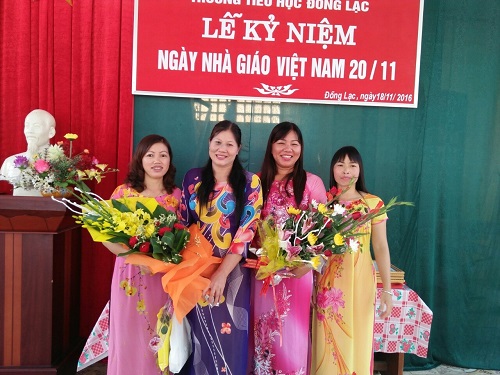 Cô Yến (đứng thứ 2 từ trái sang) cùng đồng nghiệp của mình