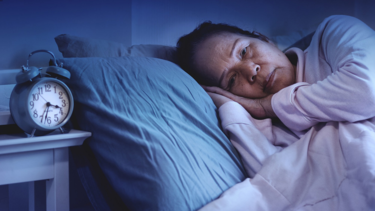 Những cơn đau nhức khớp gối trở nặng hơn vào ban đêm sẽ ảnh hưởng đến giấc ngủ của người bệnh