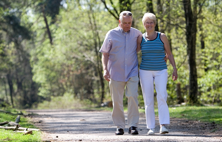 Người thoái hóa khớp gối có thể lựa chọn các bộ môn nhẹ nhàng như đi bộ. Luyện tập đều đặn mang lại nhiều lợi ích cho người bệnh