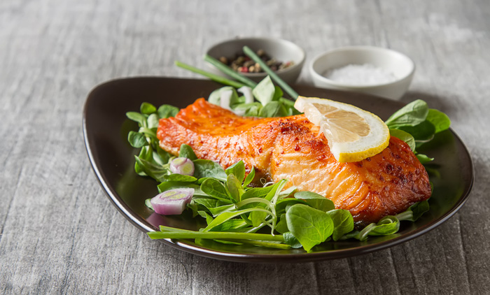 Cá rất giàu omega-3, một loại acid béo tốt giúp giảm viêm, giảm đau và cứng khớp (Ảnh minh họa)