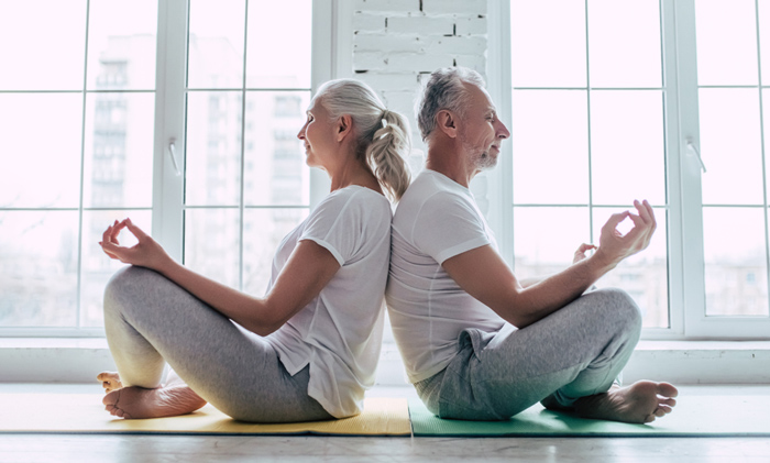 Yoga có tác động tích cực đối với các cơn đau mãn tính, bao gồm cả những cơn đau do thoái hóa khớp gối (Ảnh minh họa)