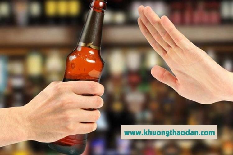 Người thoái hoát đốt sống cổ cần tránh sử dụng rượu, bia và các chất kích thích