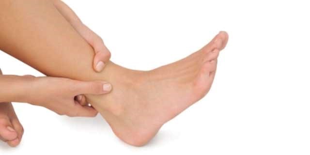 Đau khớp cổ chân gây đau, khó chịu và hạn chế vận động