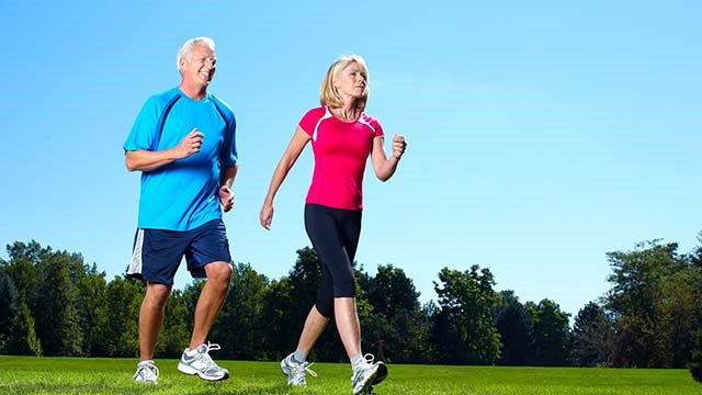 Tập luyện thể dục thể thao điều độ là cách trị đau nhức xương khớp tại nhà hiệu quả